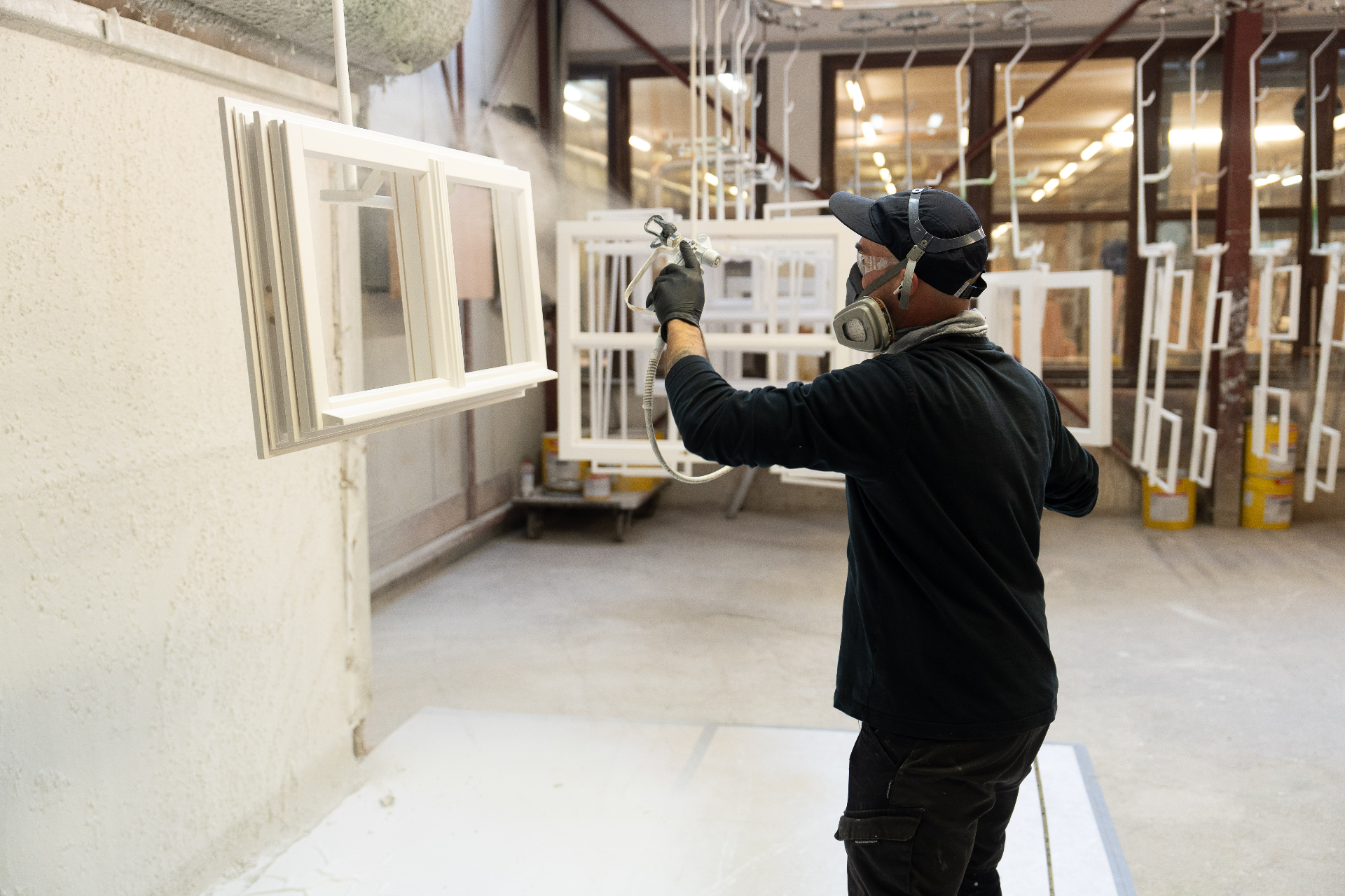 Lackieren eines Holzfensters in der Werkstatt