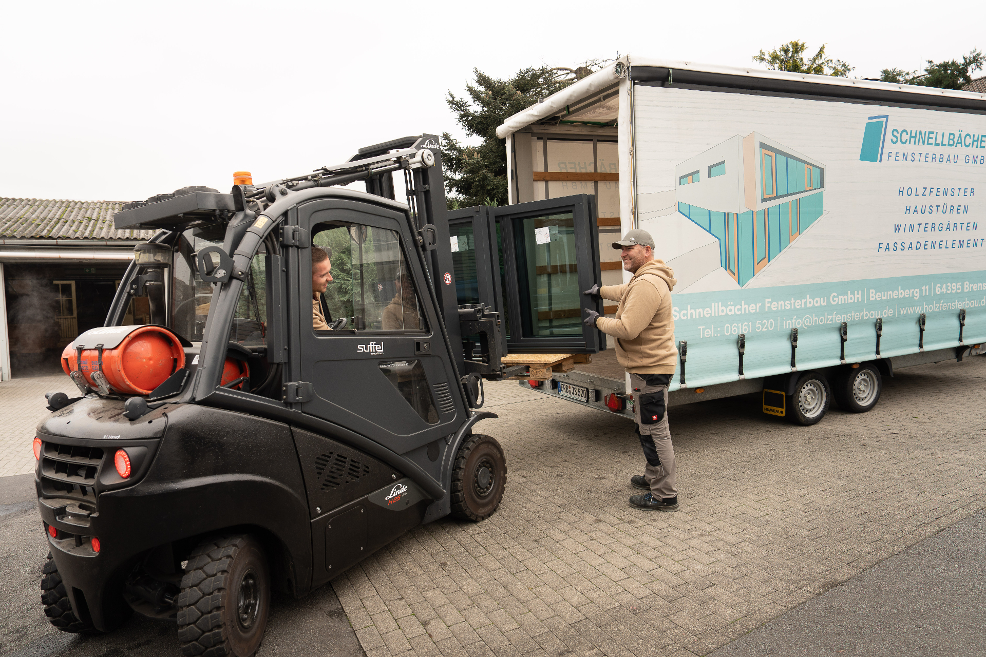 Verladung von Fenstern auf den Firmen-LKW